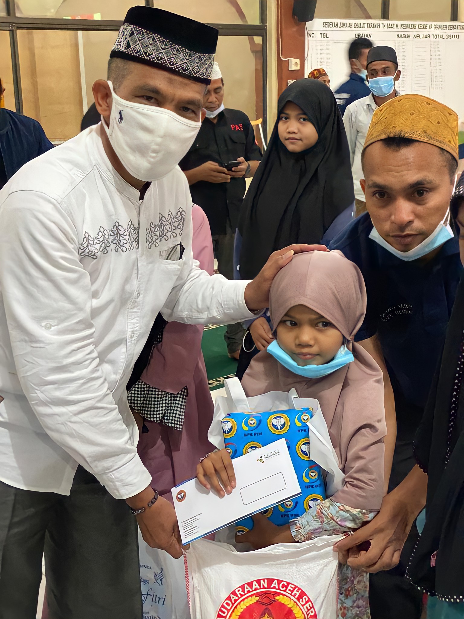 Menyambut Idul Fitri, PT PIM Serahkan 398 Paket Lebaran untuk Anak Yatim Desa Lingkungan Perusahaan